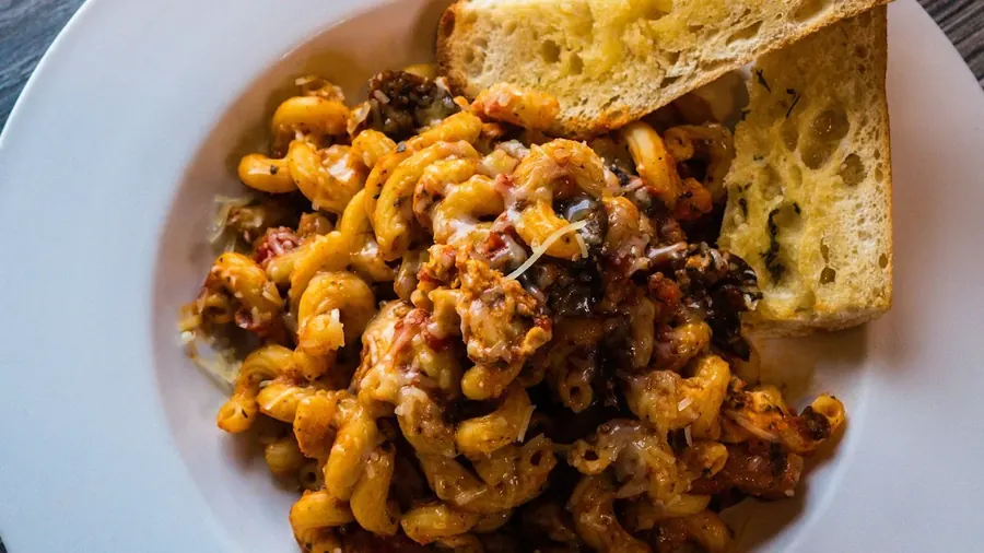 Mac and cheese supreme with garlic bread
